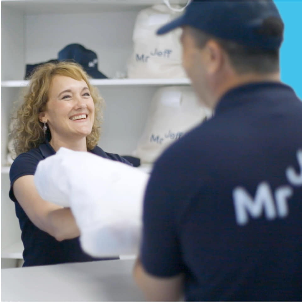 Клиент получава обслужване в ателие на Mr Jeff