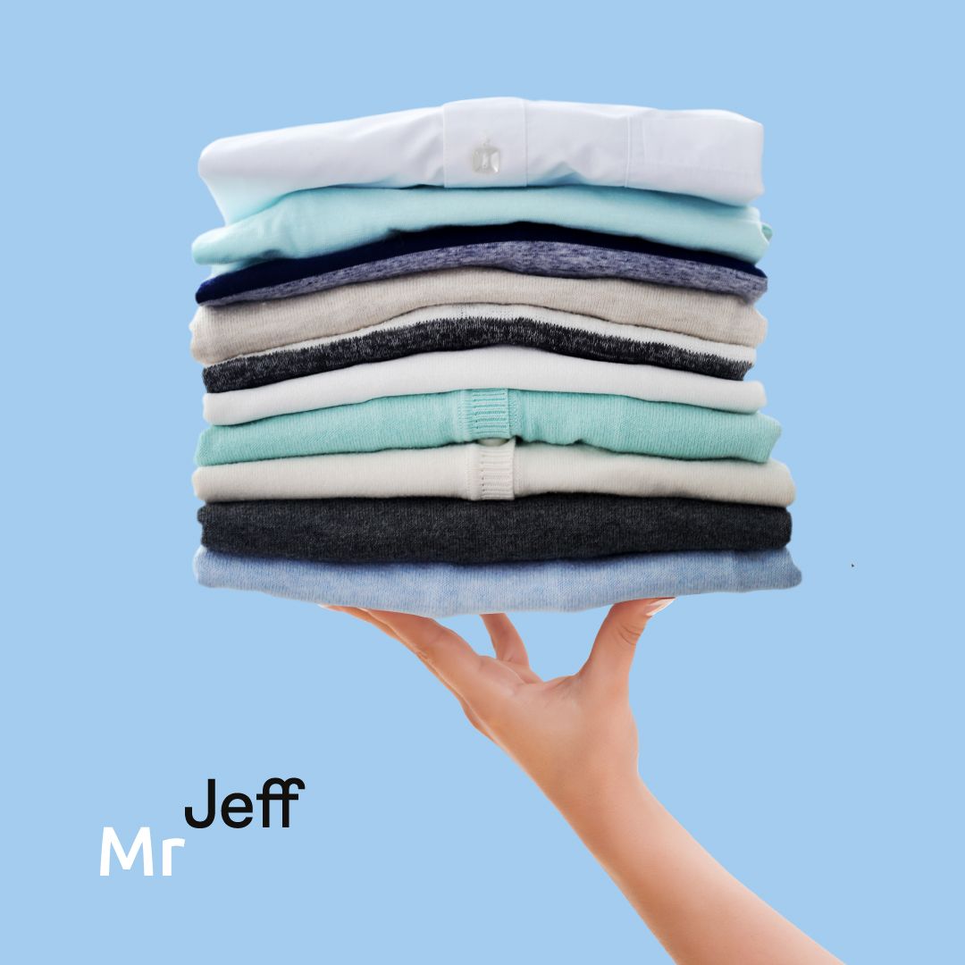 Подредени сгънати дрехи в светлосини тонове